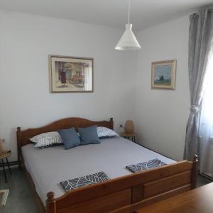 波弗加纳Villa Pagar - with jacuzzi - Renovated in 2022的一间卧室配有带白色床单和蓝色枕头的床。