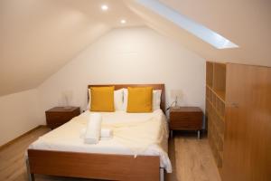 维拉·雷阿尔Apartamentos Avenida Premium的一间卧室配有一张带黄色枕头的大床