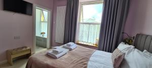 The Torland - Paignton Seafront - free parking and wifi, all rooms en-suite客房内的一张或多张床位
