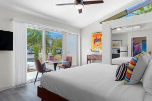 棕榈泉The Paloma Resort的一间卧室配有一张床和一张桌子及椅子