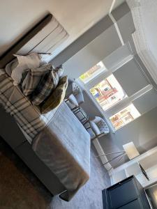 爱丁堡Ellwyn House的享有带一张床和椅子的客厅的顶部景色。
