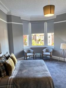 爱丁堡Ellwyn House的一间卧室配有一张床、两把椅子和窗户