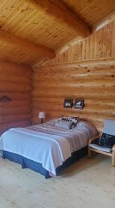 Rocky Mountain Escape Log Cabin Rentals - Rock Lake客房内的一张或多张床位