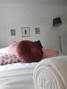韦尔Grade I listed luxury apartment in Hertfordshire的床上有一大块红色枕头