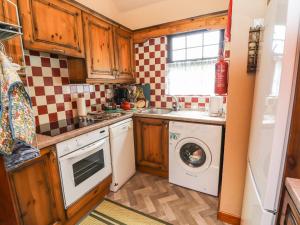 瓦伦西亚岛Brendan's Cottage的厨房配有洗衣机和洗衣机。