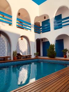 杰里科科拉Casa boa vida的蓝色门房子内的游泳池