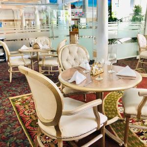 圣多明各卡索纳多拉达酒店的用餐室配有桌椅和酒杯