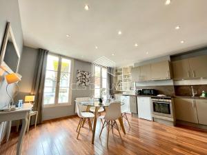 Appartement Coeur de Deauville的厨房或小厨房