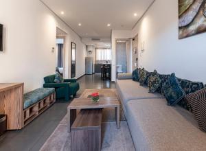 马拉喀什瓦佐公寓酒店 的客厅配有沙发和桌子