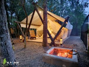 皮里韦维El Paraje Camping的火坑前有火的帐篷