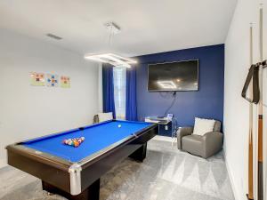 7 BDR Family Themed Home with Mario Games Room and Free Pool Heat内的一张台球桌