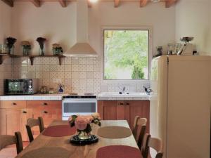 迪拉斯Charming house with private spa的厨房配有桌子和冰箱