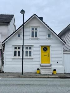 斯塔万格The yellow door的街上有黄色门的白色房子