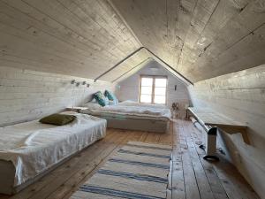 瓦尔贝里Klinten的一间卧室设有两张床和窗户。