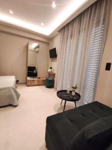 普拉坦斯Poseidonas luxury Apartment的卧室配有一张床和一张桌子