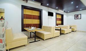 布巴内什瓦尔Treebo Trend Lazystay Grand Patia的用餐室配有桌椅和桌椅