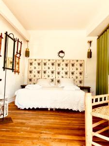 耶尔丽都海滩酒店的卧室配有白色的床和绿色窗帘