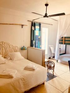 耶尔丽都海滩酒店的卧室配有床、椅子和窗户。