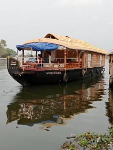 库玛拉孔Sreekrishna Houseboat - VACCINATED STAFF的船上有房子