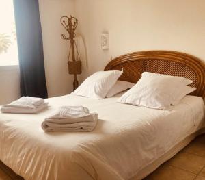 耶尔丽都海滩酒店的白色的床、白色枕头和毛巾