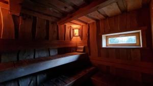 GarkalneČapu Liepu sauna的小木屋内设有一个窗户
