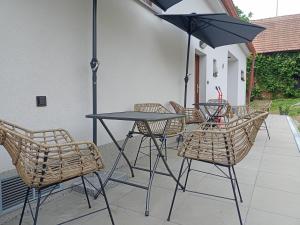 比托福Kafe v obýváku的庭院内桌椅和遮阳伞