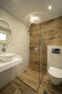 克里斯阿穆迪亚黄金景公寓的带淋浴、卫生间和盥洗盆的浴室