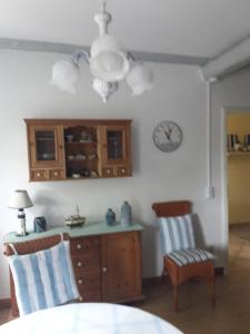 施特芬斯哈根Möwe的厨房配有桌椅和墙上的时钟