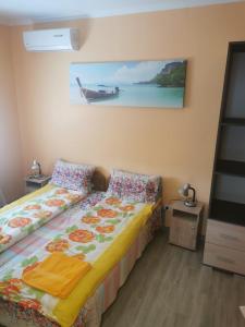 豪伊杜索博斯洛Marinica Apartman 3的一间卧室设有两张床,墙上挂着一幅画