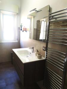 墨西拿B&B Delle Serre的一间带水槽和镜子的浴室