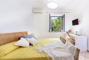 普罗奇达Casa Giovanni da Procida的一间卧室配有一张带黄色毯子和窗户的床