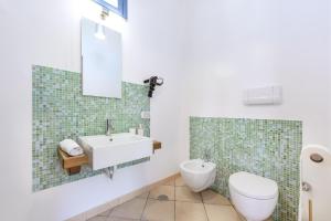 普罗奇达Casa Giovanni da Procida的一间带水槽和卫生间的浴室