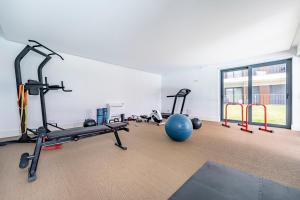 Antas Park Apartment的健身中心和/或健身设施
