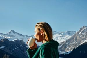 阿德尔博登寒武纪酒店的女人在山前喝咖啡