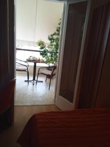 卢特拉艾季普苏Hotel Galaxy的享有带桌椅的房间的景色