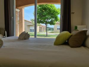 Brissac埃罗塞文峡谷村庄公园及套房酒店的一间卧室设有一张大床和大窗户
