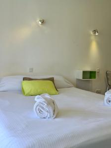 Brissac埃罗塞文峡谷村庄公园及套房酒店的一张白色的床,上面有两条毛巾