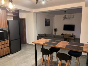 GalataMaria's Apartments 1的厨房以及带桌椅的起居室。