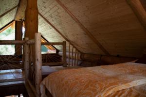 格罗苏普列Brunarica Biopark -Log house Biopark的阁楼卧室配有床