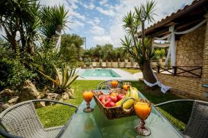 查加基恩Sincerity Luxury Villa的游泳池畔桌子上的一篮水果