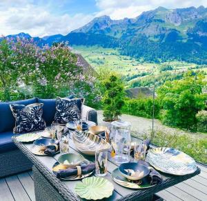 Alt Sankt JohannBeautiful Chalet on the piste in Swiss Alps的沙发上一张桌子,上面放着盘子