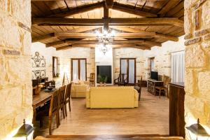 Ágios NikólaosVilla Castello的客厅设有木制天花板和黄色沙发。