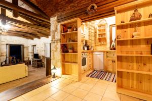 Ágios NikólaosVilla Castello的大型厨房设有木墙和木架