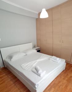 希俄斯Panoramic Apartment的卧室配有白色的床和2条毛巾