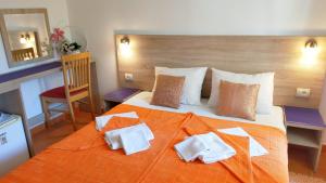 贝西奇Guesthouse Tri Palme的一间卧室配有一张大床和毛巾
