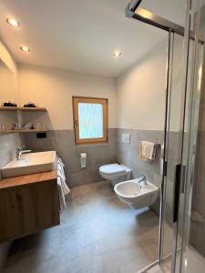 科瓦拉因巴迪亚Villa Resi B&B的一间带两个盥洗盆和卫生间的浴室
