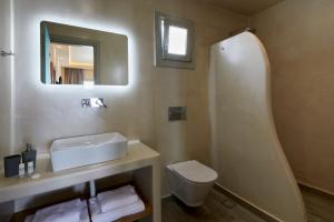 卡马利阿克洛珀旭日酒店的一间带水槽、卫生间和镜子的浴室