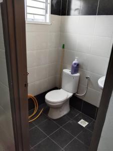 大港Abah StayCation的浴室配有白色卫生间和盥洗盆。