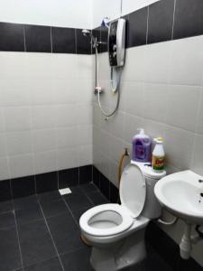 大港Abah StayCation的一间带卫生间和水槽的浴室