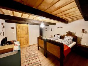 SaschizSaschiz 130/Lodging and Glamping的一间卧室设有两张床和木门